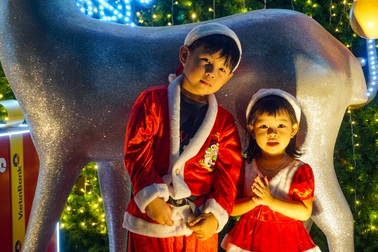 Đà Nẵng lên đèn lộng lẫy, những "thiên thần nhỏ" háo hức đón Noel sớm