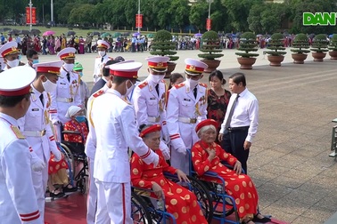 Đoàn 300 mẹ Việt Nam Anh hùng xúc động vào Lăng viếng Bác