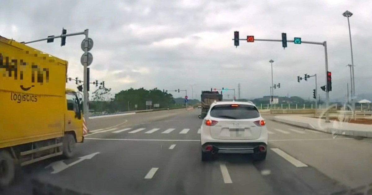 Ô tô dừng đột ngột trước đèn xanh, tài xế xe sau né “bằng cả tính mạng”