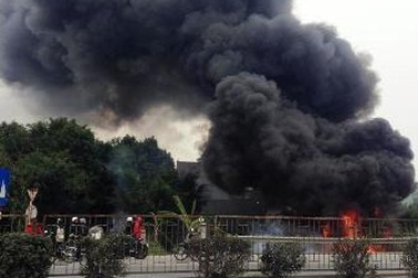 Mương nước bất ngờ bốc cháy ngùn ngụt