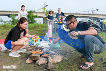 Người Hà Nội lái ô tô đổ ra ngoại thành cắm trại, nướng thịt đông nghịt