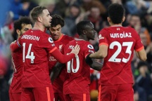 Liverpool "thổi lửa" vào trận derby Manchester