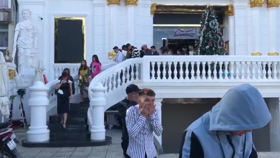 Đột kích quán karaoke, phát hiện 50 thanh niên phê ma túy - 2 Đột kích quán karaoke, phát hiện 50 thanh niên phê ma túy - 2