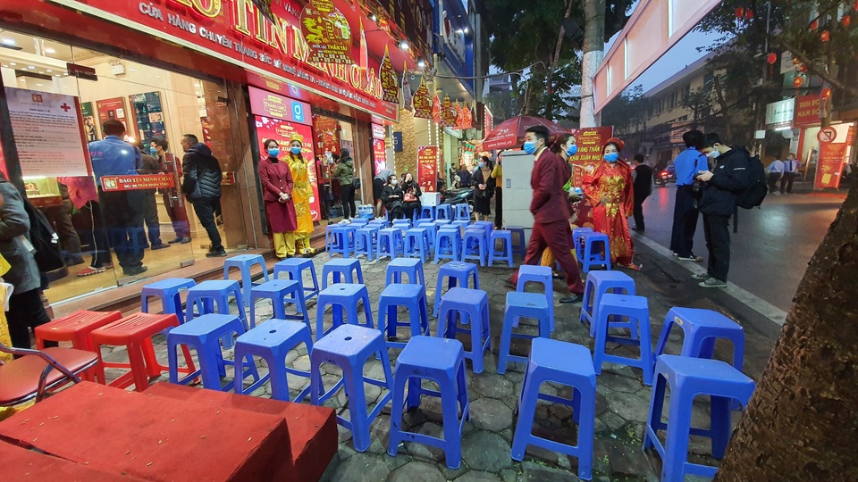 Kỳ lạ: Chủ tiệm vàng đóng cửa ngủ kỹ ngày vía Thần Tài - 2 Kỳ lạ: Chủ tiệm vàng đóng cửa ngủ kỹ ngày vía Thần Tài - 2