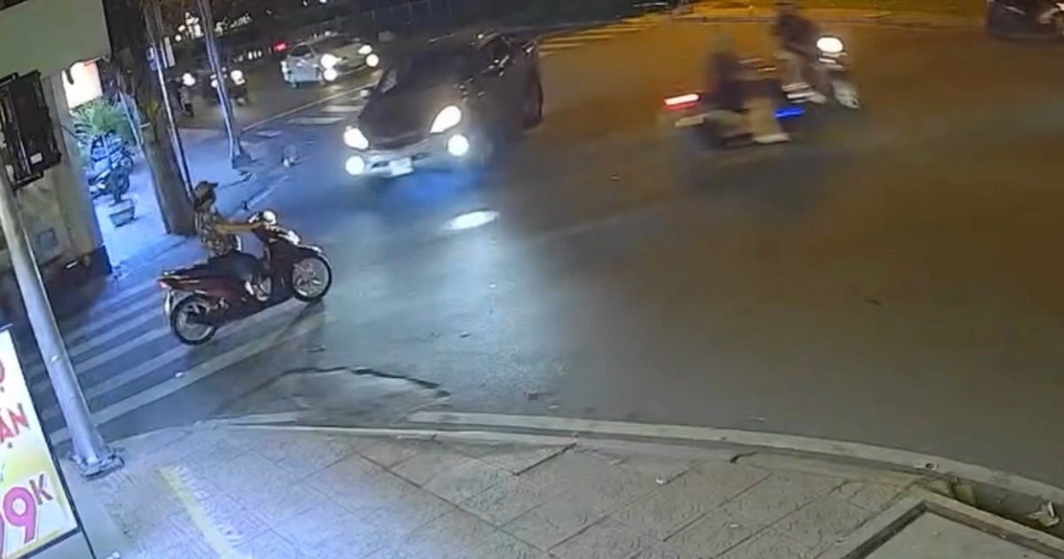 Vượt đèn đỏ lao vào ngã tư, thanh niên đi xe máy đâm ngã người đi đường