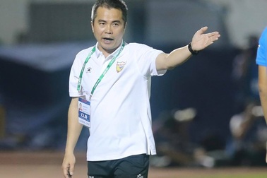 Thua đội của Lee Nguyễn, HLV Phạm Minh Đức phản ứng trọng tài