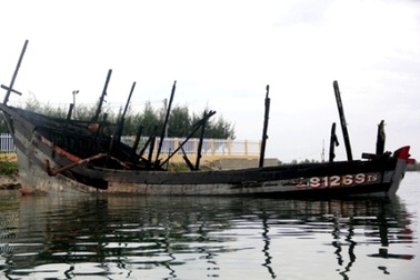 Yêu cầu kiểm tra, hỗ trợ 2 tàu cá bị cháy