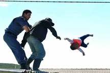 Sốc với cha ném con từ mái nhà để phản đối chính quyền