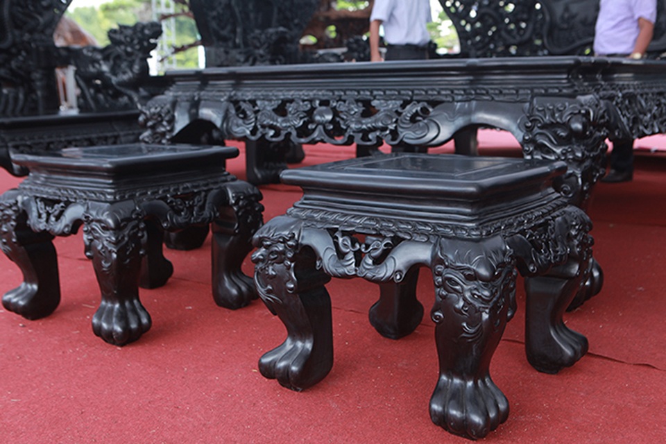 Đại gia Thanh Hóa vác bộ siêu bàn ghế 27 tỷ đồng đi triển lãm - 16 Đại gia Thanh Hóa vác bộ siêu bàn ghế 27 tỷ đồng đi triển lãm - 16
