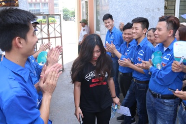 Hà Nội: Tình nguyện viên xếp hàng vỗ tay động viên tinh thần sĩ tử