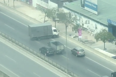 Choáng với ô tô đi ngược chiều, quay đầu trên đường cao tốc trên cao