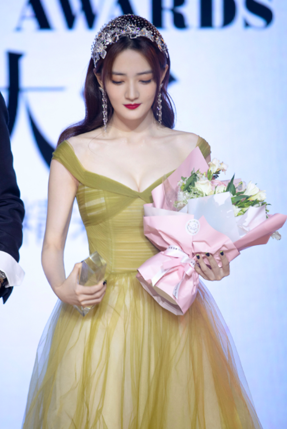 Diện đồ ngủ lên thảm đỏ, Viên San San bị gọi là thảm họa thời trang - 9 Diện đồ ngủ lên thảm đỏ, Viên San San bị gọi là thảm họa thời trang - 9