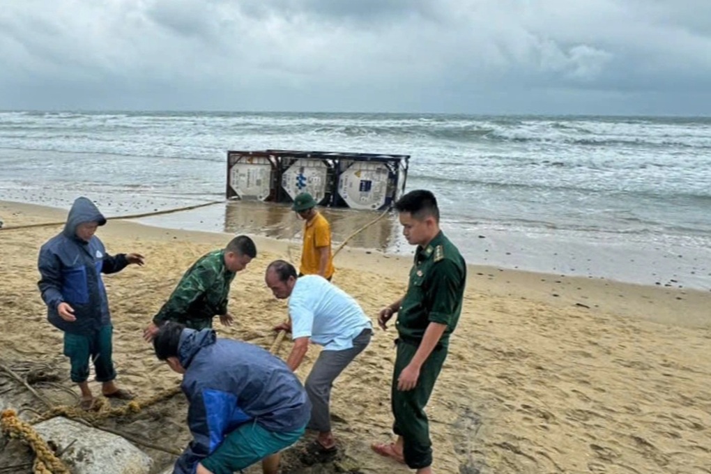 Công ty ở TPHCM nhận là chủ của 3 bồn chứa dạt vào bờ biển Quảng Ngãi - 2 Công ty ở TPHCM nhận là chủ của 3 bồn chứa dạt vào bờ biển Quảng Ngãi - 2