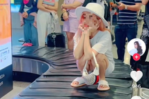 Cô gái ngồi trên băng chuyền hành lý sân bay quay Tiktok