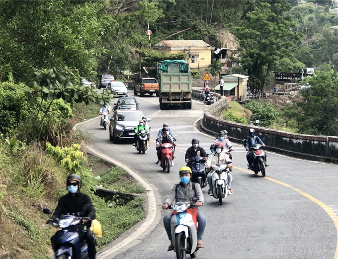 Lượng phương tiện đường bộ đi qua đèo Hải Vân tăng vọt sau khi mức phí qua đường hầm Hải Vân được điều chỉnh