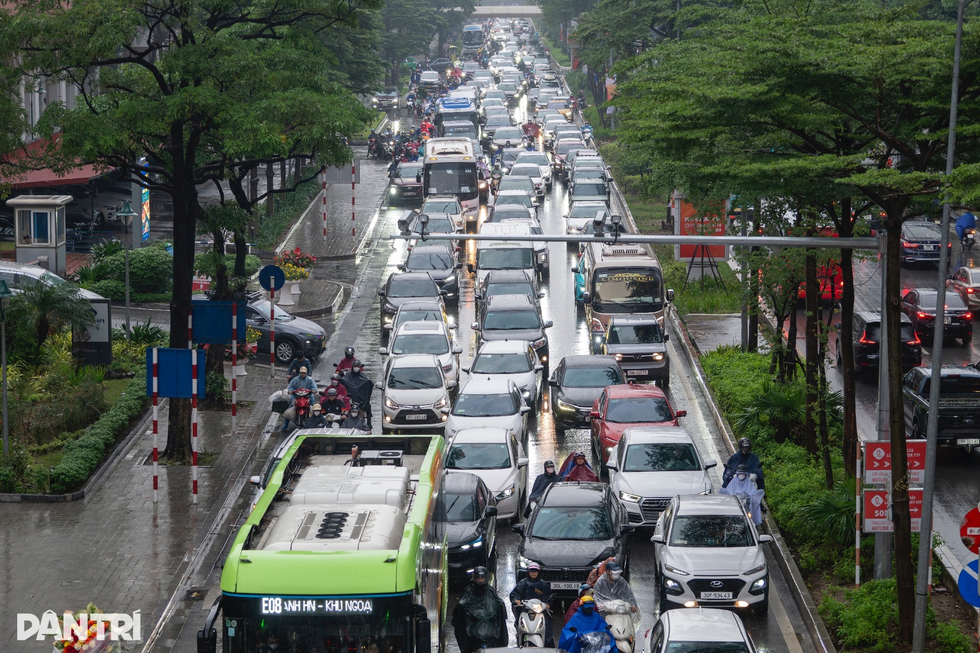 Người đi đường vất vả di chuyển trong ngày mưa rét ở Hà Nội - 6