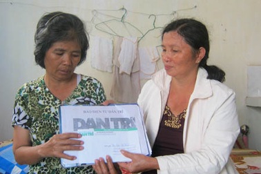 Bà Cao Thị Kiệm tiếp tục nhận quà bạn đọc
