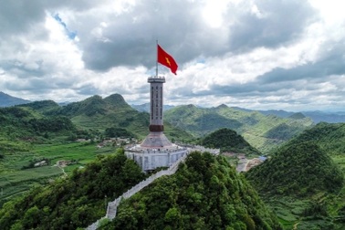 Cột cờ Lũng Cú dừng đón khách tham quan
