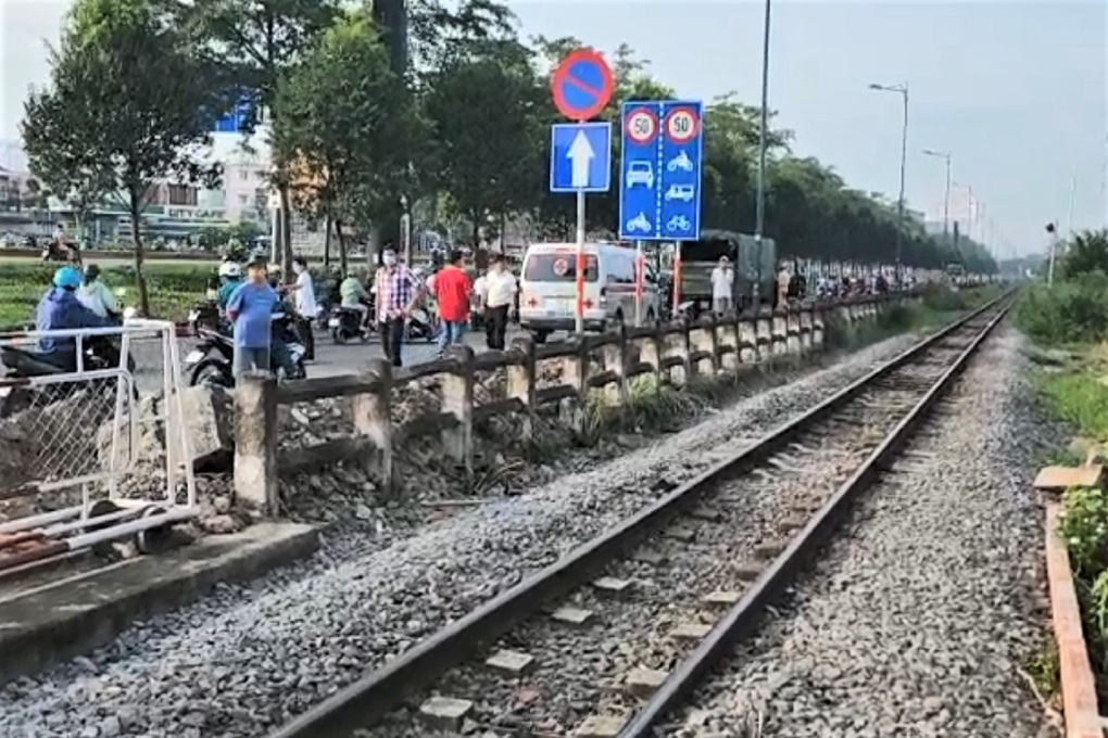 Lao vào đường ray, người đàn ông ở TPHCM bị tàu cán tử vong - 1 Lao vào đường ray, người đàn ông ở TPHCM bị tàu cán tử vong - 1