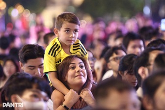 "Biển người" đón năm mới 2026 ở TPHCM