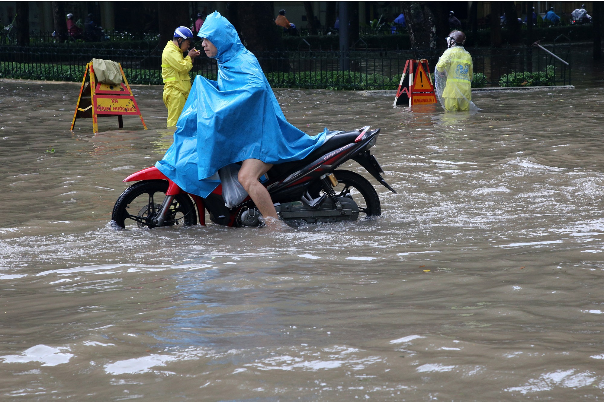 Phố ngập thành sông, người dân Hà Nội hì hục tát nước - 4 Phố ngập thành sông, người dân Hà Nội hì hục tát nước - 4