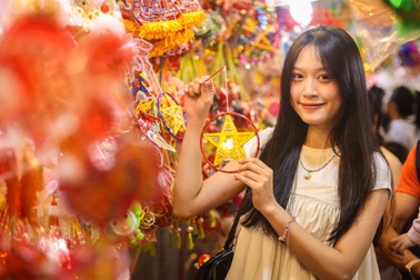 Rộn ràng không khí Trung thu sớm ở phố lồng đèn lâu đời nhất TPHCM