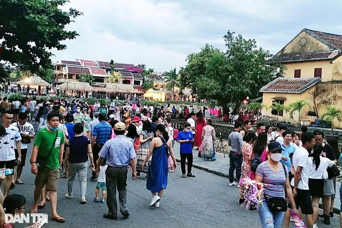 Hàng nghìn du khách đổ về phố cổ Hội An mừng đại lễ Phật đản 2022 - 2 Hàng nghìn du khách đổ về phố cổ Hội An mừng đại lễ Phật đản 2022 - 2