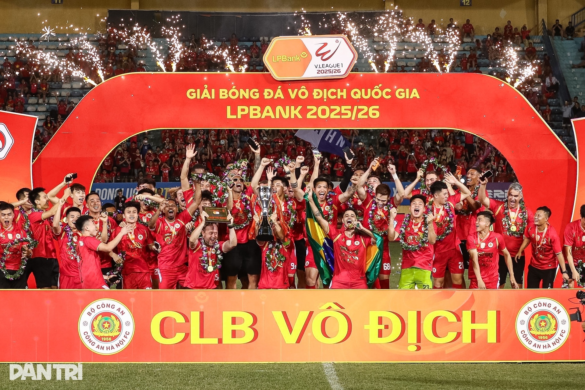 Khoảnh khắc nâng cúp vô địch V-League của CLB Công An Hà Nội - 6
