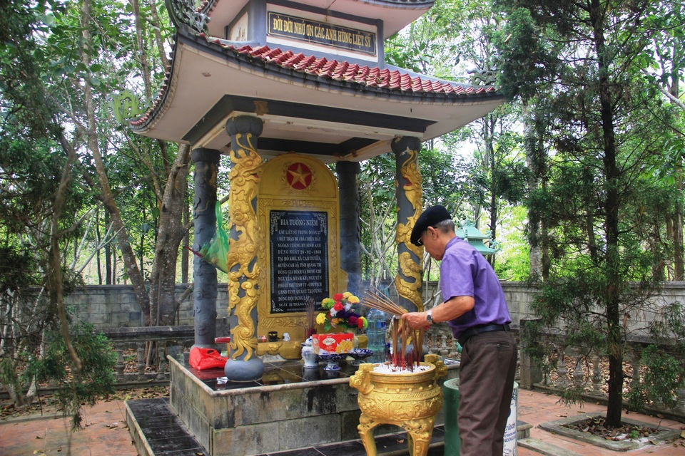 Cựu chiến binh dựng bia tưởng niệm đồng đội - 5 Cựu chiến binh dựng bia tưởng niệm đồng đội - 5