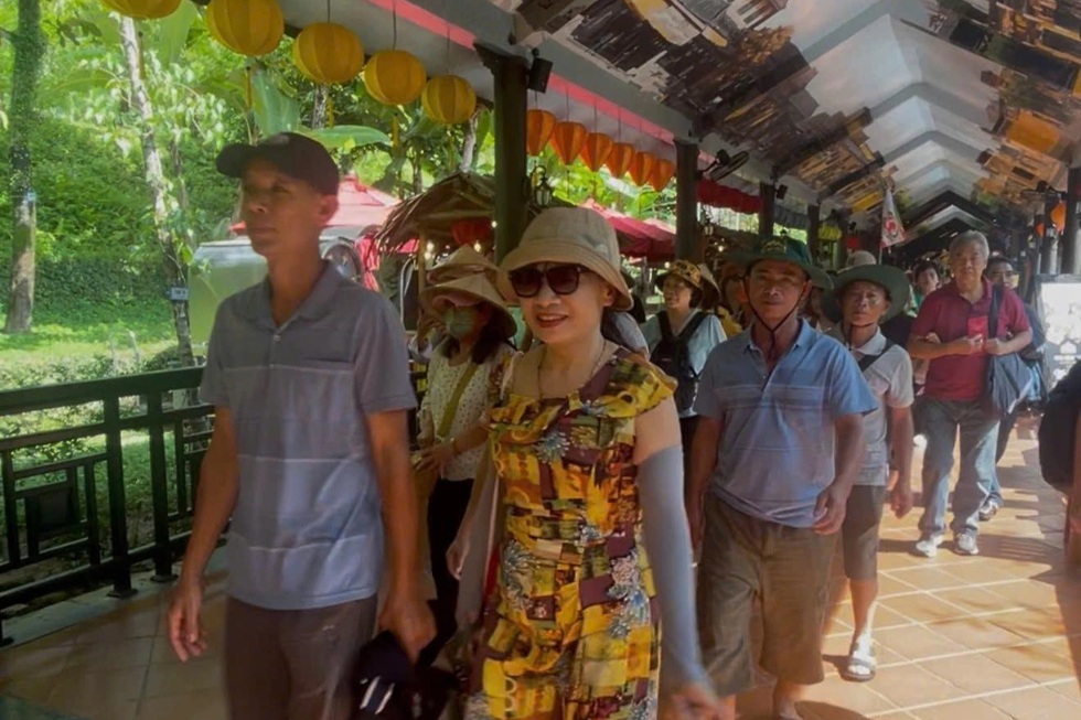 Mệt như du lịch lễ: Khắp nơi đông đúc, xếp hàng chờ ăn, vật vờ tìm chỗ nghỉ - 1