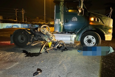 Điều tra hai vụ xe máy va chạm xe đầu kéo làm 3 người thương vong ở TPHCM