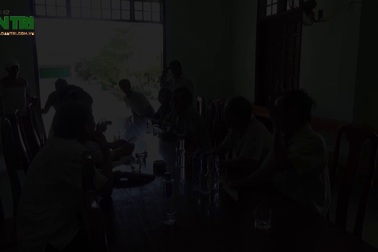 Clip trao quà nhân ái tới cô bé Mai Thị Lực (Thực hiện: Tiến Thành)