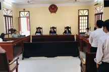 Phó hiệu trưởng bị điều xuống làm giáo viên kiện nhà trường