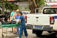 Phát hiện người phụ nữ bị ngất ven đường, CSGT hỗ trợ đưa đi cấp cứu