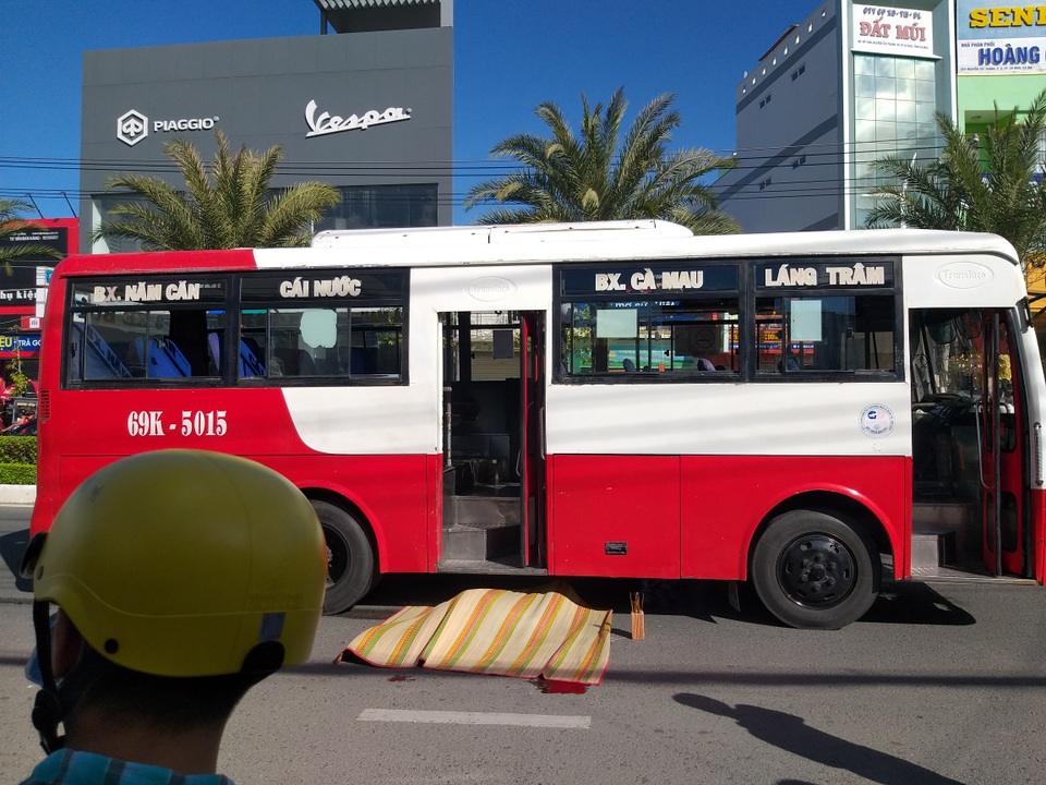 Bị cuốn vào gầm xe buýt, cụ ông 80 tuổi tử vong - 2  Bị cuốn vào gầm xe buýt, cụ ông 80 tuổi tử vong - 2