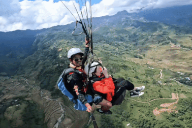 Từ vụ phi công rơi xuống rừng già: Chơi dù lượn cần làm gì để tránh rủi ro?