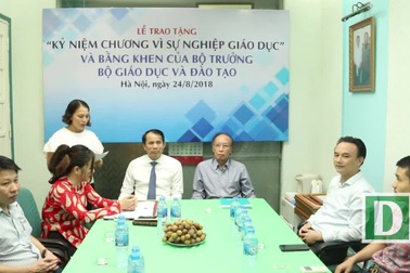Bộ GD&ĐT trao Kỷ niệm chương "Vì sự nghiệp Giáo dục” và Bằng khen đến lãnh đạo, phóng viên báo Dân trí