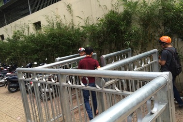 TPHCM: Lan can bảo vệ người đi bộ làm khó… người đi bộ