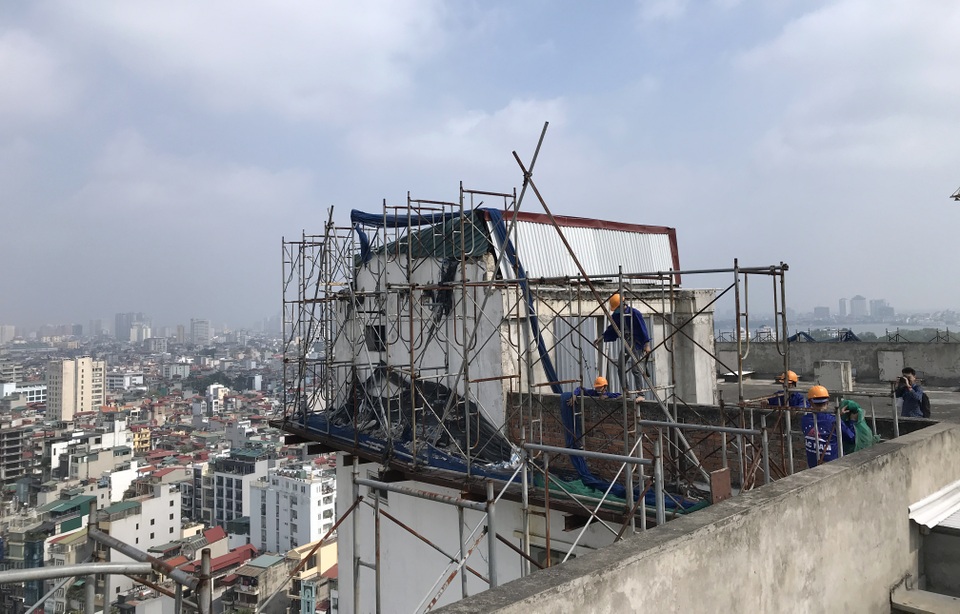 Hình ảnh phá dỡ trên tầng 18 tòa nhà 8B Lê Trực - 3 Hình ảnh phá dỡ trên tầng 18 tòa nhà 8B Lê Trực - 3