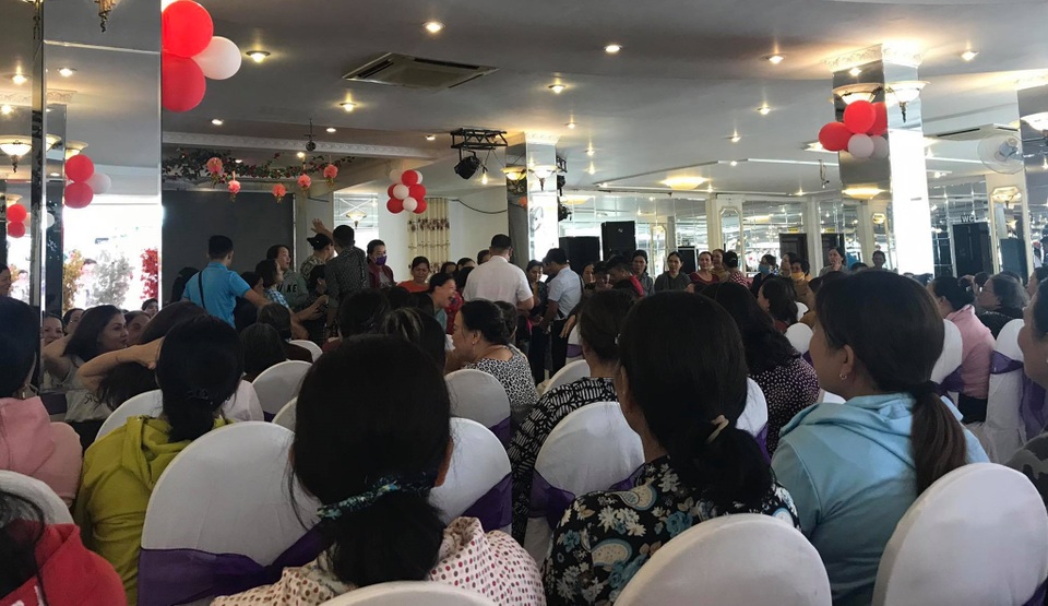 Hàng trăm người dân “sập bẫy” với chiêu trò bán hàng tri ân siêu khuyến mãi - 6 Hàng trăm người dân “sập bẫy” với chiêu trò bán hàng tri ân siêu khuyến mãi - 6