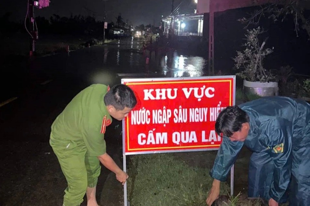 Nước dâng bất ngờ, nhiều người dân Gia Lai hối hả kê đồ đạc - 3 Nước dâng bất ngờ, nhiều người dân Gia Lai hối hả kê đồ đạc - 3