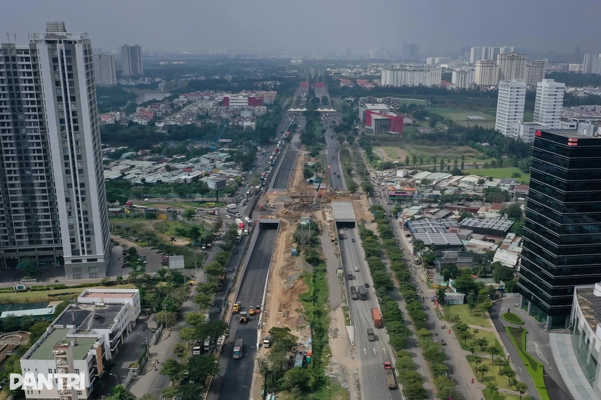 Xe tải chết đứng tại hầm chui nham nhở ổ gà, ổ voi ở TPHCM - 11