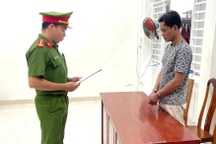 Nghi vợ ngoại tình, chồng tưới xăng lên người "tình địch" đòi phóng hỏa