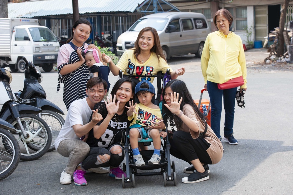 Quỳnh Trần JP và bé Sa về Việt Nam tham gia talkshow cùng NSND Hồng Vân - 3 Quỳnh Trần JP và bé Sa về Việt Nam tham gia talkshow cùng NSND Hồng Vân - 3