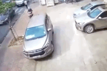 Ô tô mở cửa bất cẩn hất ngã xe máy đi... trên vỉa hè