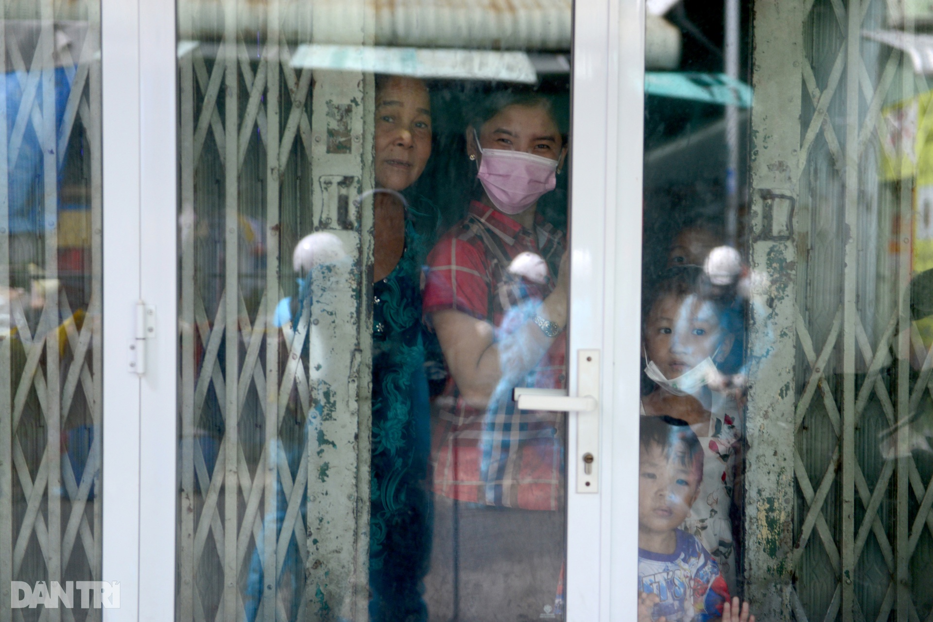 Thiếu niên 15 tuổi tình nguyện tham gia đội khử khuẩn đường phố ở Sài Gòn - 17