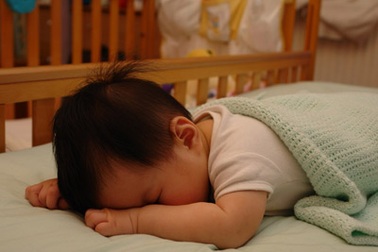 Nằm sấp khi ngủ là biểu hiện của nhiễm giun sán?