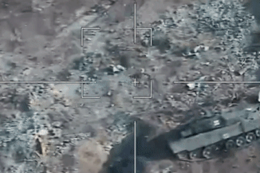 UAV "sát thủ trên không" Nga bắn xuyên giáp, phá hủy xe tăng Ukraine