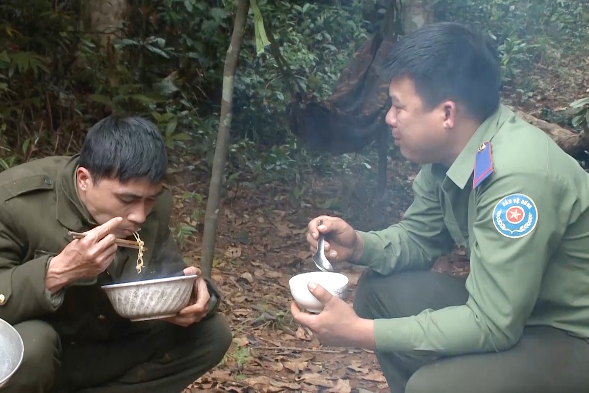10 năm ăn núi ngủ lều, lương 5 triệu, nhân viên bảo vệ rừng trụ không nổi - 5 10 năm ăn núi ngủ lều, lương 5 triệu, nhân viên bảo vệ rừng trụ không nổi - 5