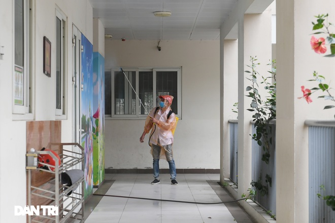 Các trường ở Hà Nội dọn dẹp vệ sinh, sẵn sàng đón học sinh đi học trở lại - 2 Các trường ở Hà Nội dọn dẹp vệ sinh, sẵn sàng đón học sinh đi học trở lại - 2